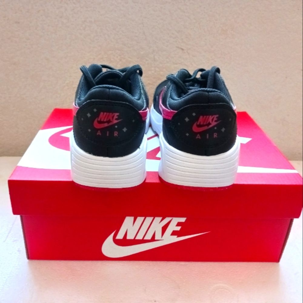 Nike - Picture 3 of 4